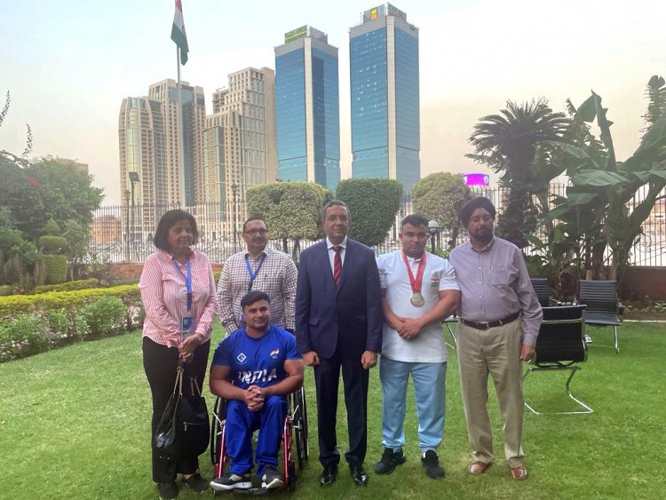 Indian Ambassador of Arab Republic of Egypt greets Indian Para Contingent